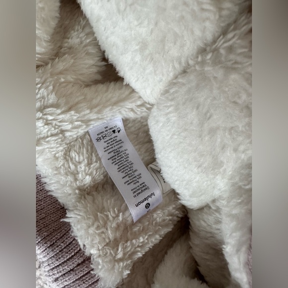 Lululemon sherpa weave pom beanie+sherpa weave mitten set - Picture 8 of 8